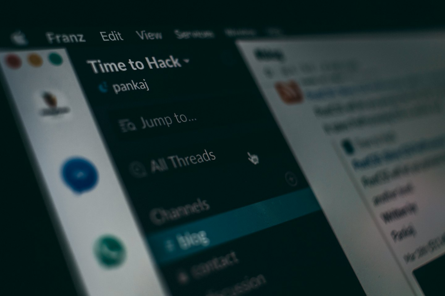 Una pantalla de ordenador muestra una interfaz de software con tema oscuro.