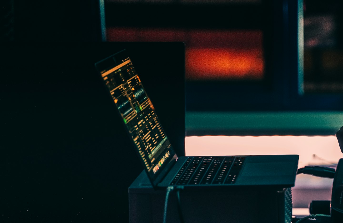 Una pantalla de portátil muestra visualización de datos compleja e interfaces de software.